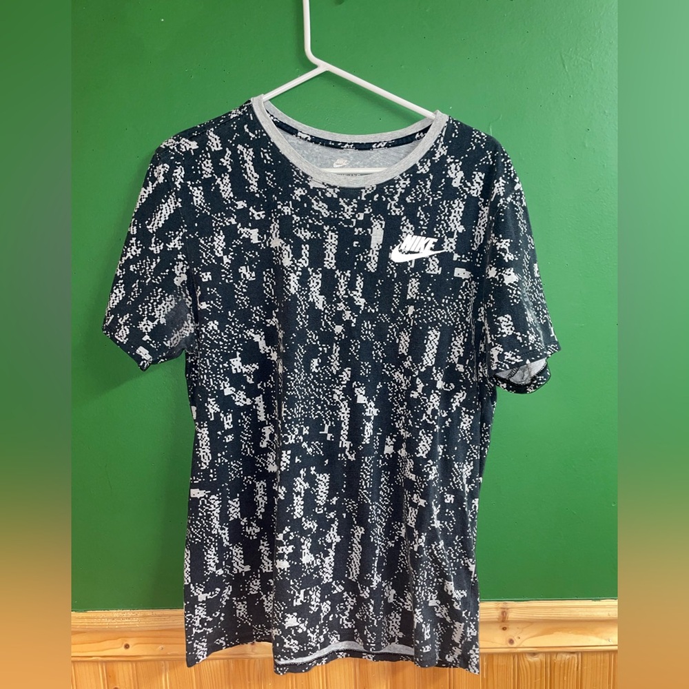 Nike Men’s Large Black/Gray T-Shirt